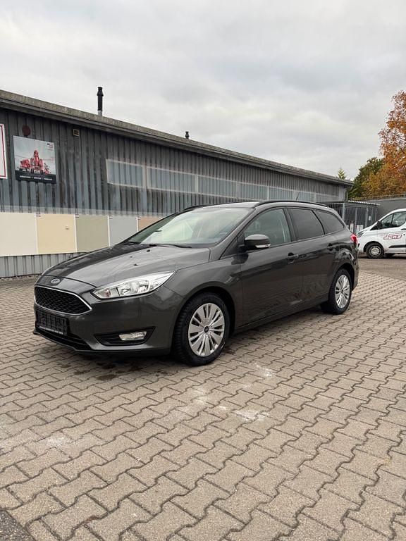 Grau Gebraucht 2017 Ford Focus Business Edition Limousine | 6.390 € (Fairer Preis) - Bild 1/4