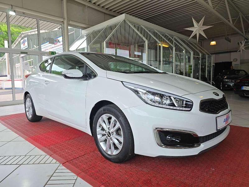 Deluxe white Gebraucht 2016 Kia Ceed Limousine | 11.700 € (Fairer Preis) - Bild 1/4