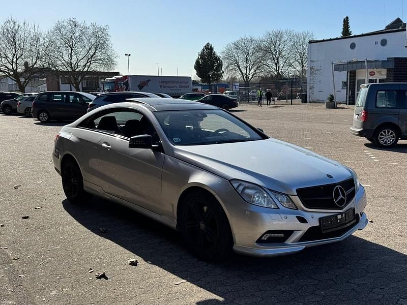 Gebraucht Mercedes E220 AMG 170 PS (125 kW) 2010 Silber Coupé