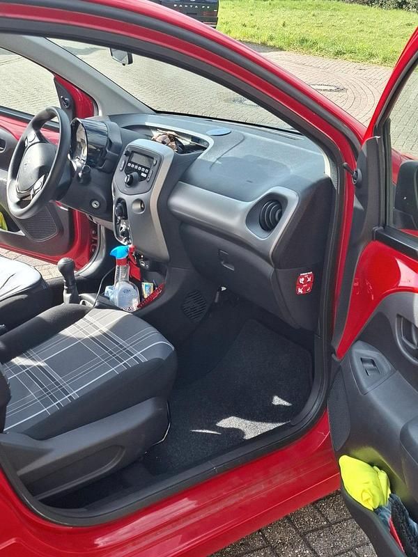 Second-hand Peugeot 108 70 CP (51 kW) 2017 Roșu Hatchback