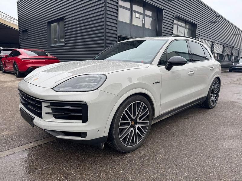 Grau Gebraucht 2024 Porsche Cayenne S E-Hybrid SUV | 94.000 € (Fairer Preis) - Bild 1/4