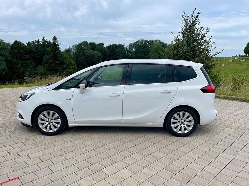 Weiß Gebraucht 2018 Opel Zafira Innovation Van / Kleinbus | 12.500 € (Guter Preis) - Bild 1/4