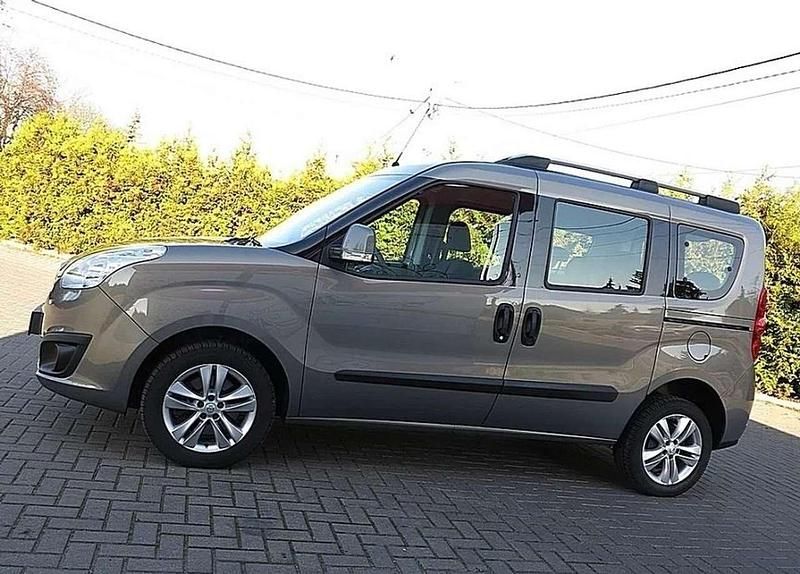 Gebraucht Opel Combo Selection 105 PS (77 kW) 2012 Grau Van / Kleinbus