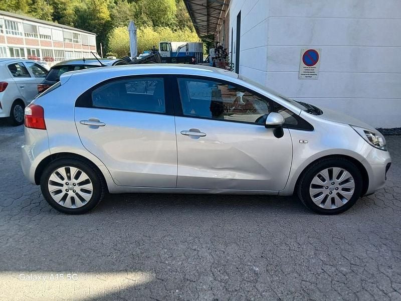 Gebraucht Kia Rio Edition 7 109 PS (80 kW) 2012 Silber Limousine