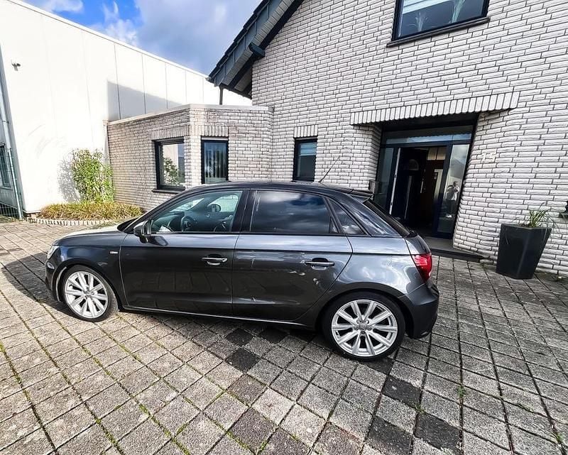 Grau Gebraucht 2018 Audi A1 Ambiente Kleinwagen | 16.200 € - Bild 1/4