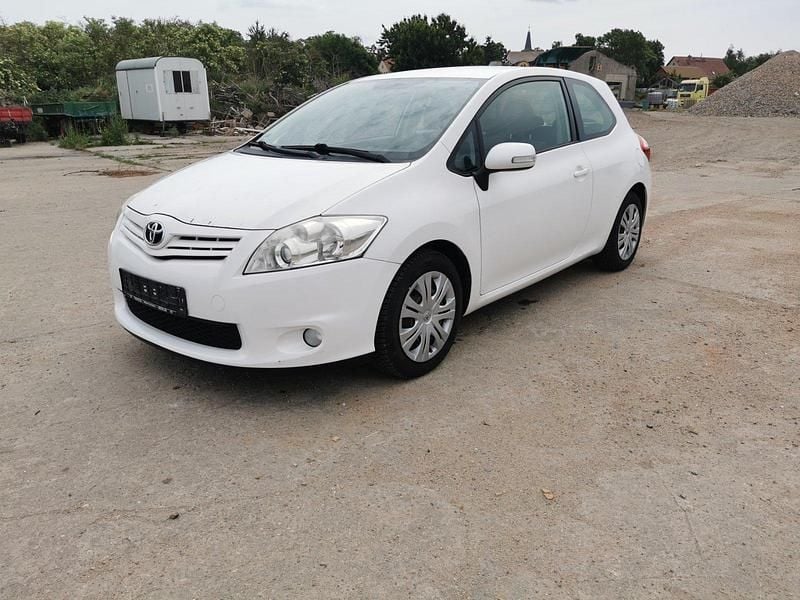 Weiß Gebraucht 2010 Toyota Auris Limousine | 3.900 € - Bild 1/4