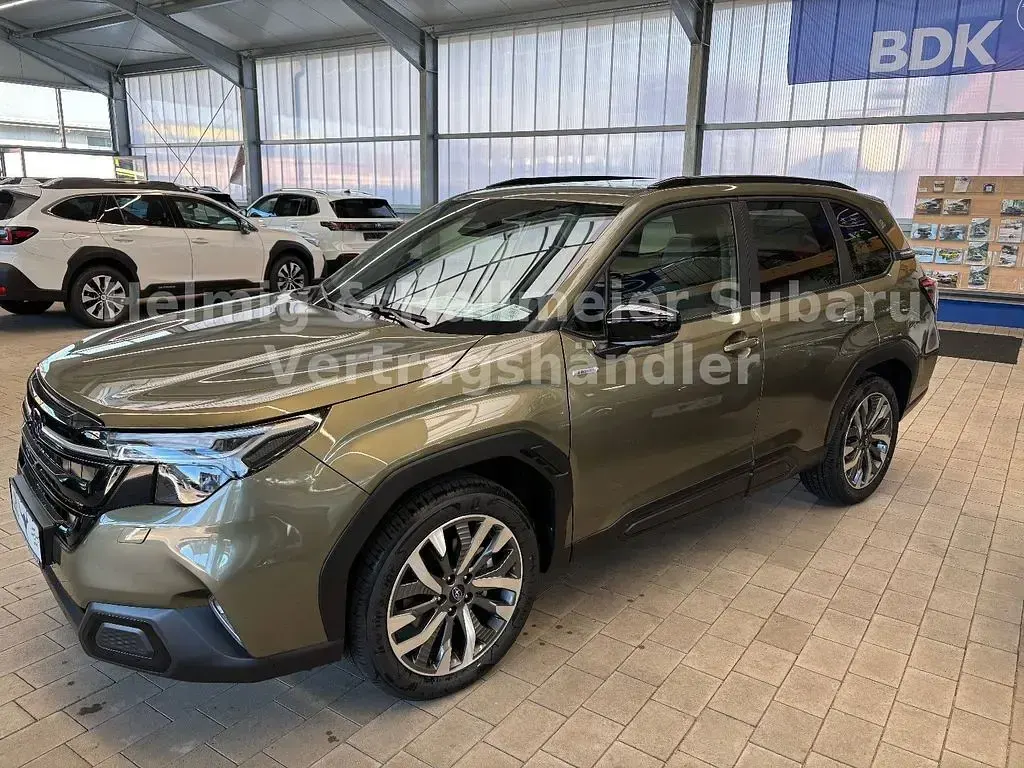 Neu Subaru Forester Platinum 136 PS (100 kW) 2026 Grün SUV