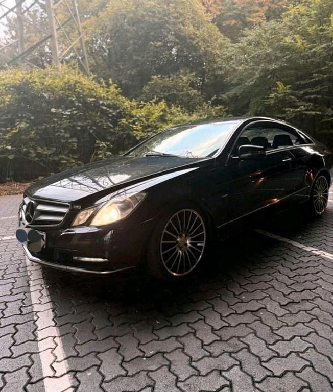 Gebraucht Mercedes E250 Avantgarde 204 PS (150 kW) 2011 Schwarz Coupé