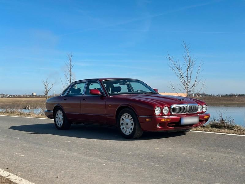 Gebraucht Jaguar XJ 209 PS (153 kW) 2024 Rot Limousine