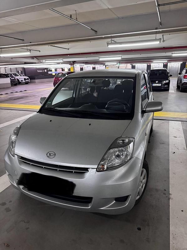 Silber Gebraucht 2009 Daihatsu Sirion Kleinwagen | 2.690 € - Bild 1/4