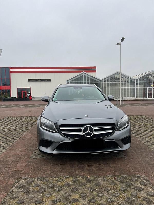 Grau Gebraucht 2020 Mercedes E300 Kombi | 16.500 € (Superpreis) - Bild 1/4