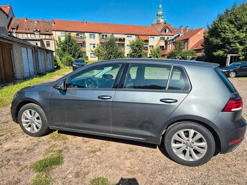 Grau Gebraucht 2018 VW Golf VII Limousine | 13.000 € (Superpreis) - Bild 1/4