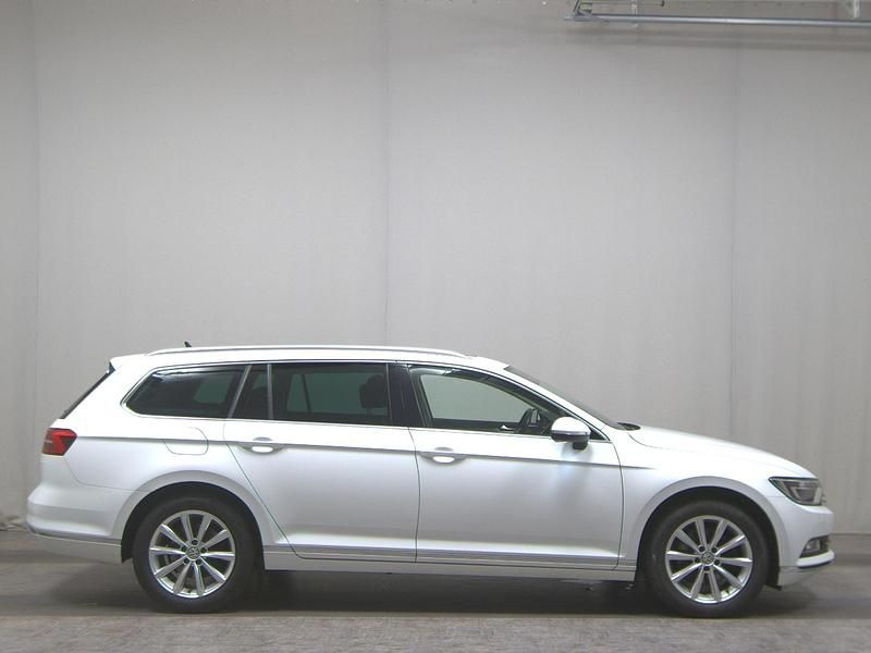 Weiss Gebraucht 2019 VW Passat Highline Limousine | 16.480 € (Guter Preis) - Bild 1/4