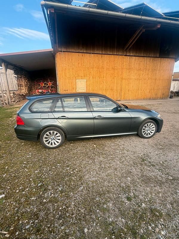 Gebraucht BMW 320 177 PS (130 kW) 2009 Grün Kombi