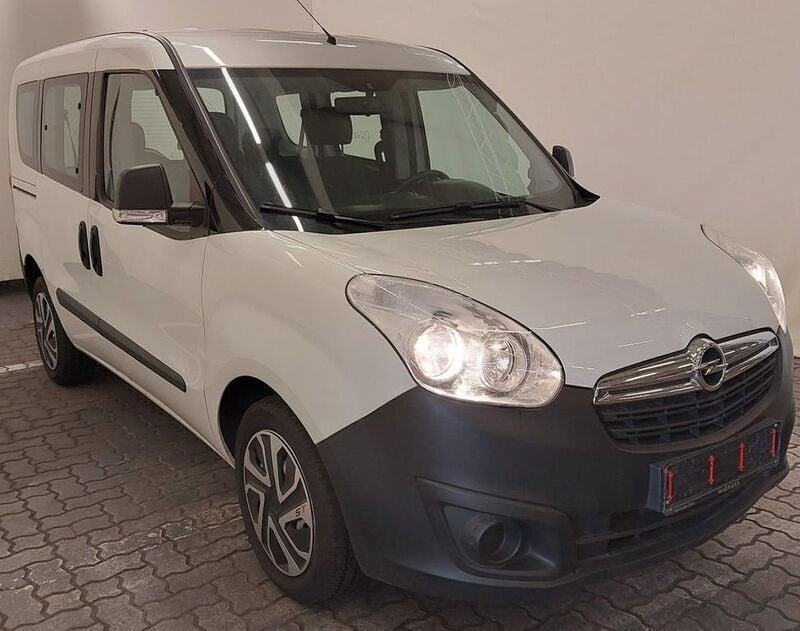 Weiß Gebraucht 2018 Opel Combo Selection Van / Kleinbus | 8.398 € (Superpreis) - Bild 1/4