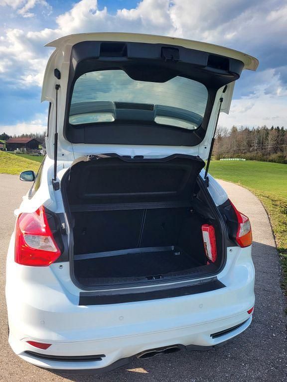 Gebraucht Ford Focus Sport 250 PS (183 kW) 2013 Weiß Limousine