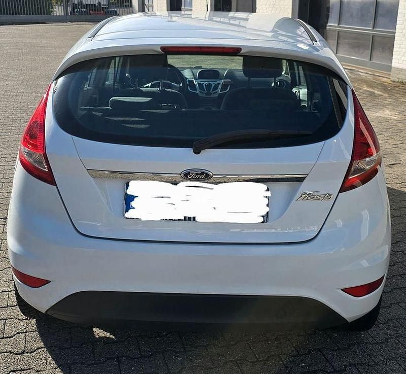 Gebraucht Ford Fiesta Titanium 82 PS (60 kW) 2012 Weiß Kleinwagen
