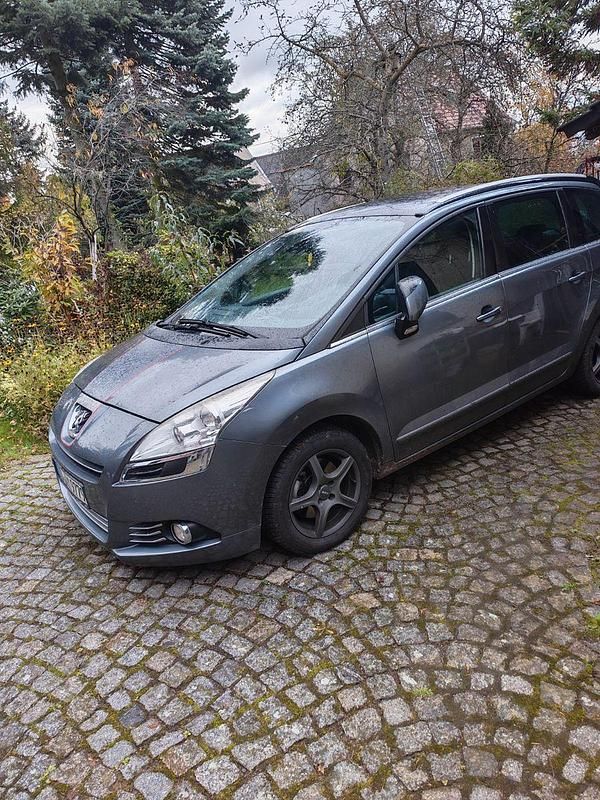 Grau Gebraucht 2012 Peugeot 5008 Active Van / Kleinbus | 3.500 € (Superpreis) - Bild 1/1