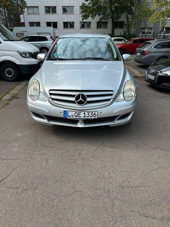 Silber Gebraucht 2006 Mercedes R320 Van / Kleinbus | 6.000 € (Fairer Preis) - Bild 1/4