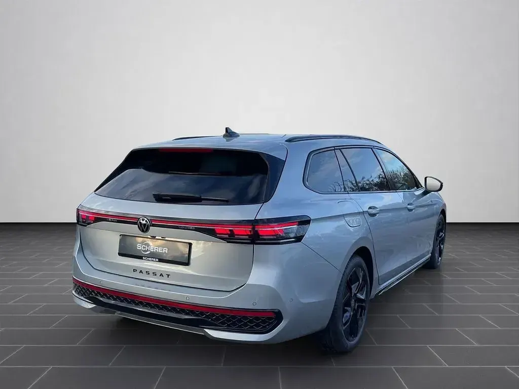 Gebraucht VW Passat R-line 150 PS (110 kW) 2026 Oyster silver metallic (metallic) Limousine