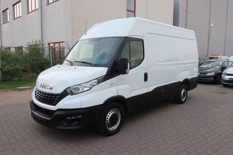 Weiß Gebraucht 2021 Iveco Daily Limousine | 12.900 € (Teuer) - Bild 1/4