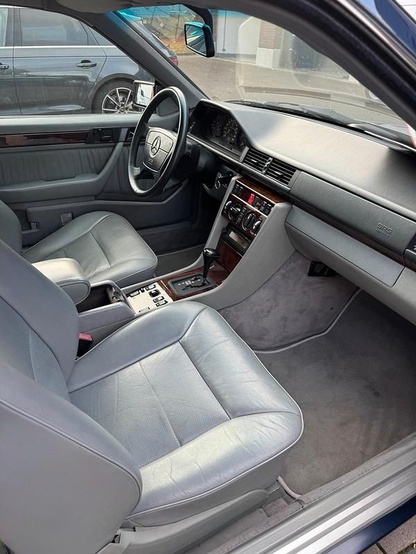 Gebraucht Mercedes E320 220 PS (161 kW) 1995 Blau Coupé