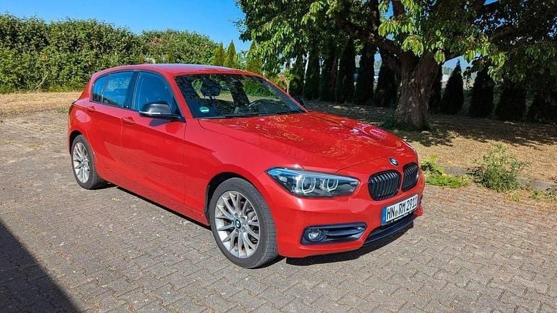 Rot Gebraucht 2018 BMW 118 Sport Line Kleinwagen | 10.999 € (Superpreis) - Bild 1/4