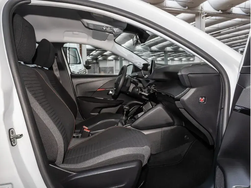 Gebraucht Peugeot 208 Active 101 PS (74 kW) 2023 Weiß Kleinwagen
