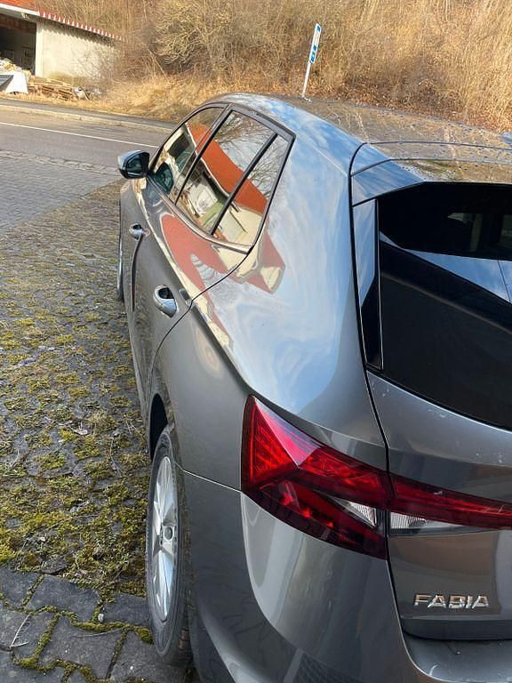 Neu Skoda 105 116 PS (85 kW) 2026 Grau Limousine