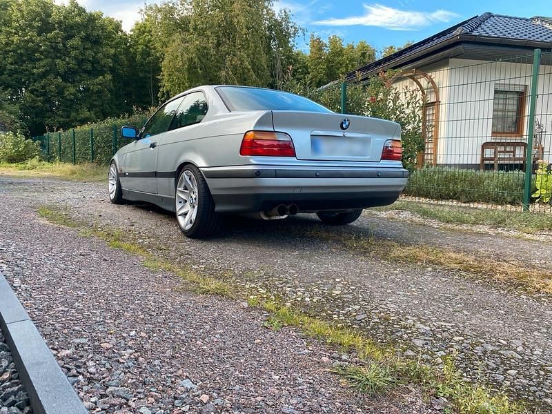 Second-hand BMW 320 Basis 150 CP (110 kW) 1994 Argintiu Coupe
