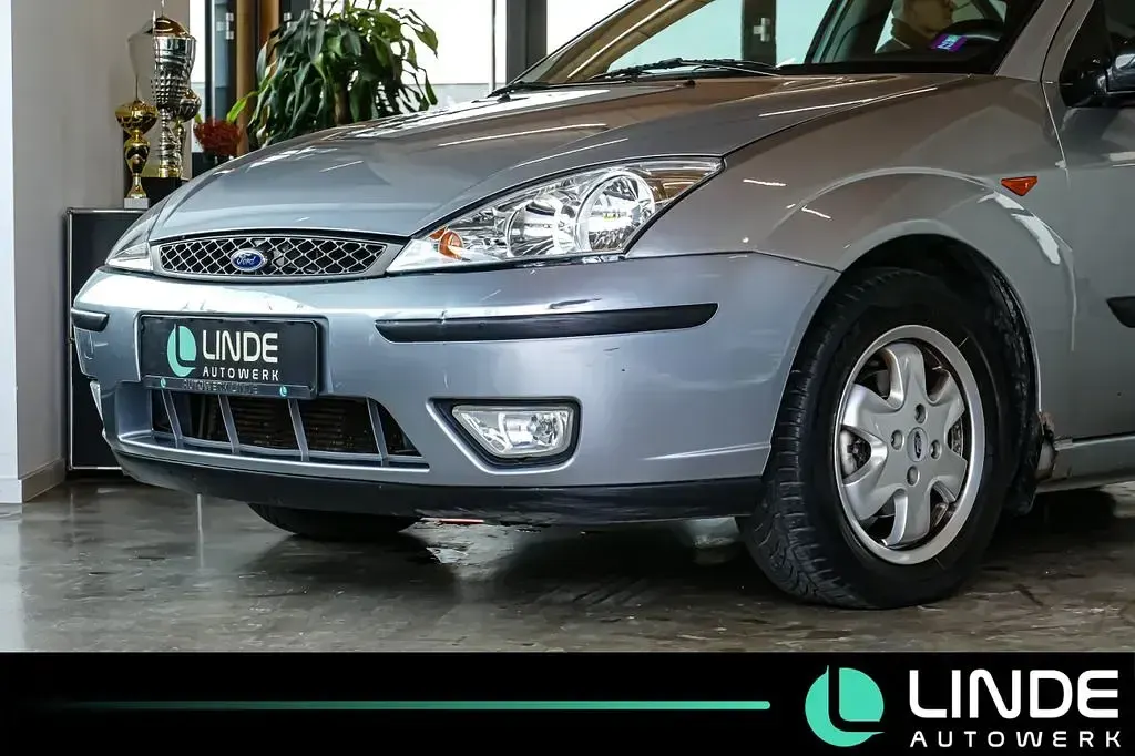 Gebraucht Ford Focus Trend 101 PS (74 kW) 2002 Silber Limousine