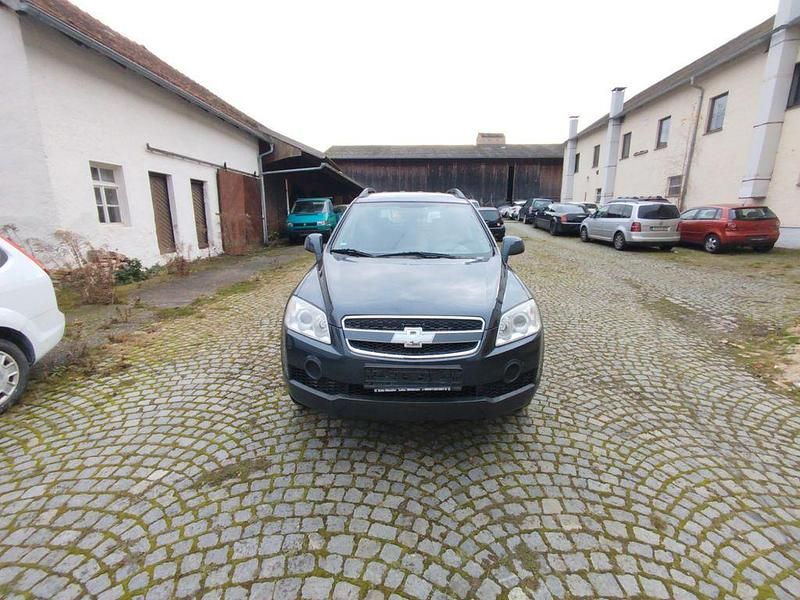 Grau Gebraucht 2010 Chevrolet Captiva LS SUV | 1.699 € (Superpreis) - Bild 1/4