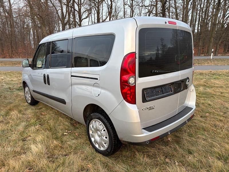 Gebraucht Opel Combo Edition 95 PS (69 kW) 2016 Silber Van / Kleinbus