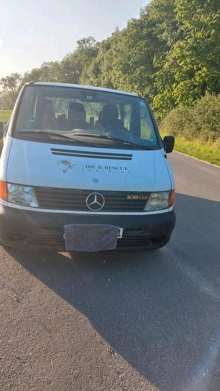 Weiß Gebraucht 2000 Mercedes Vito Van / Kleinbus | 1.555 € - Bild 1/4