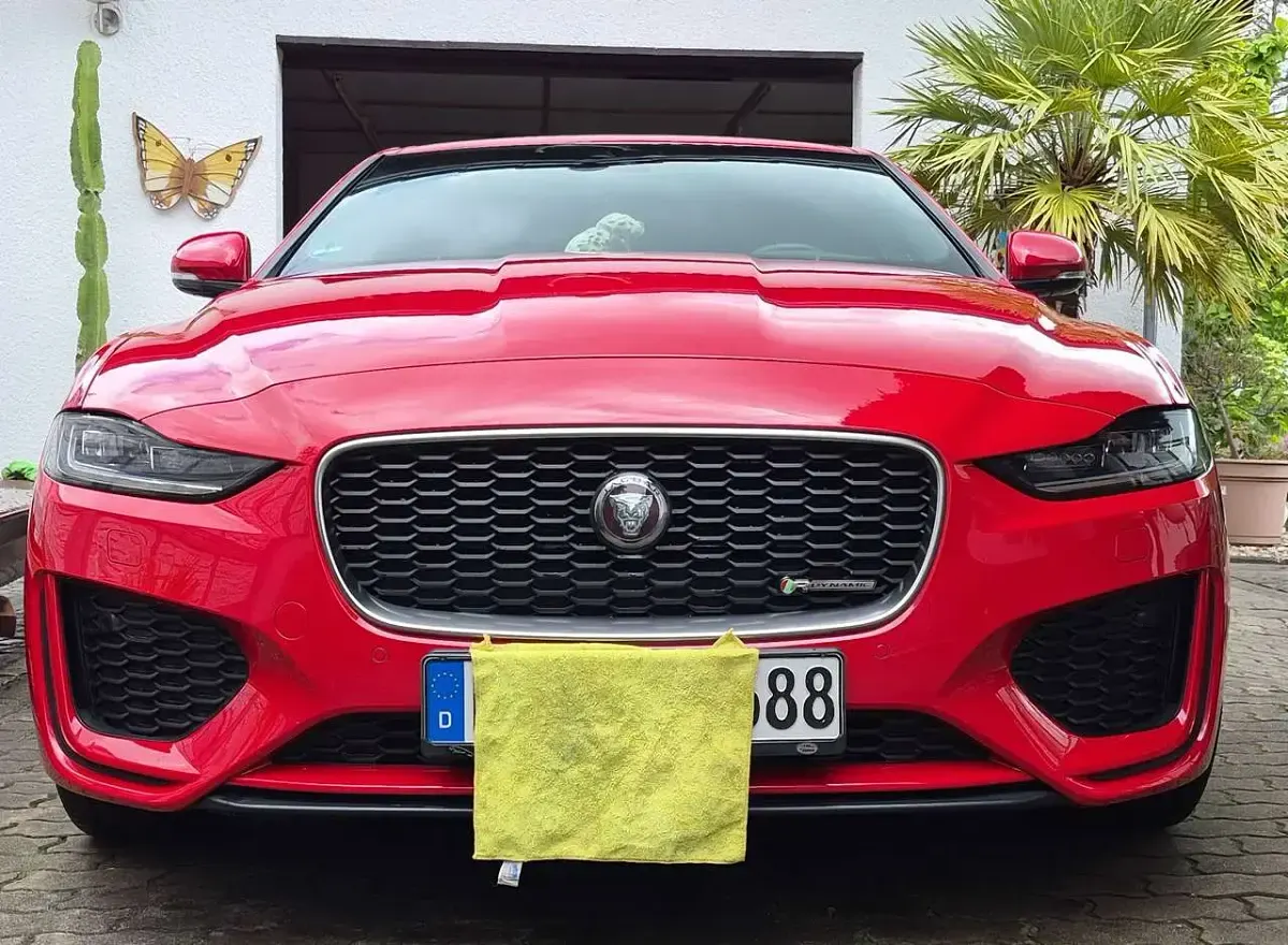 Gebraucht Jaguar XE R-Dynamic 179 PS (131 kW) 2019 Rot Limousine
