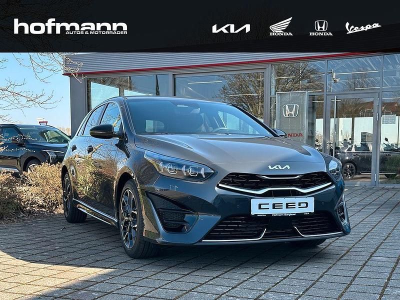 Pentametal met grau Neu 2025 Kia Ceed GT-Line Limousine | 29.490 € (Fairer Preis) - Bild 1/4