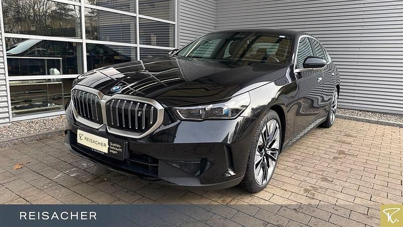 Saphirschwarz metallic Gebraucht 2024 BMW i5 Comfort Edition Limousine | 44.799 € (Fairer Preis) - Bild 1/4