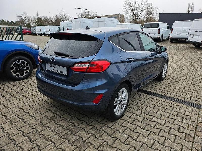Gebraucht Ford Fiesta Titanium 101 PS (74 kW) 2023 Chromablau metallic Kleinwagen