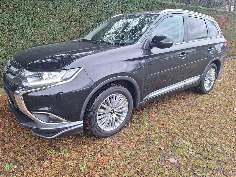 Schwarz Gebraucht 2017 Mitsubishi Outlander Edition SUV | 17.890 € (Fairer Preis) - Bild 1/4