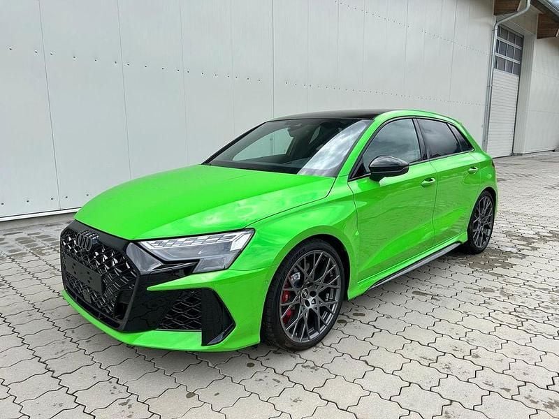 Neu Audi RS3 Sport 400 PS (294 kW) 2025 Grün Limousine