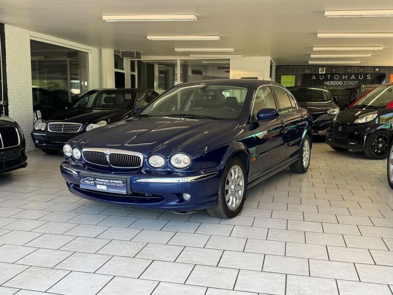 Blau Gebraucht 2003 Jaguar X-type Executive Limousine | 5.999 € - Bild 1/4