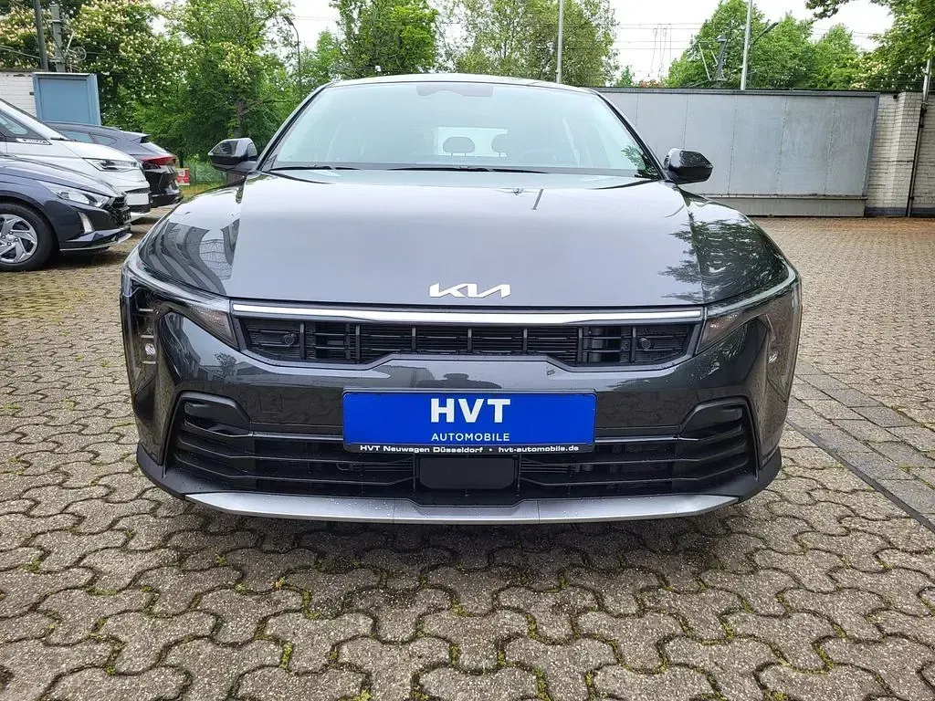 Neu Kia K4 150 PS (110 kW) 2026 Interstellar grau metallic Limousine