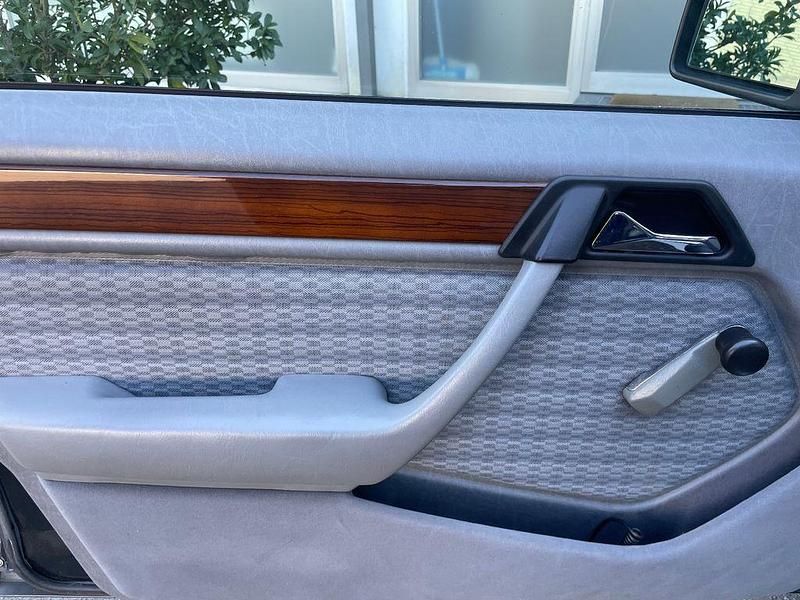 Gebraucht Mercedes E200 118 PS (86 kW) 1989 Schwarz Limousine