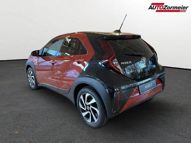 Neu Toyota Aygo X Team 72 PS (52 kW) 2025 Chili red (3u4)/ black mica (2 SUV