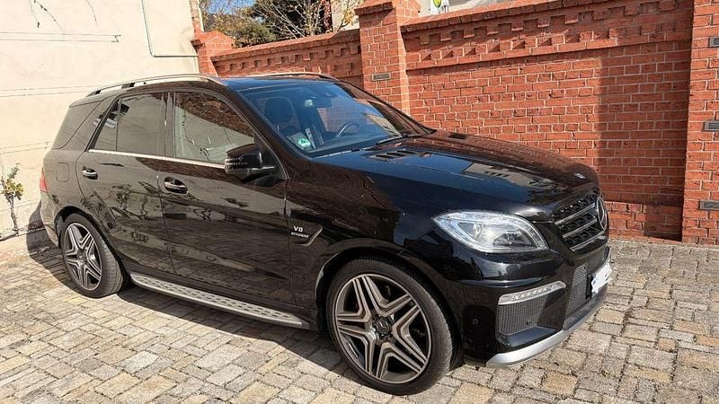 Schwarz Gebraucht 2012 Mercedes ML63 AMG AMG SUV | 42.500 € (Etwas zu teuer) - Bild 1/4