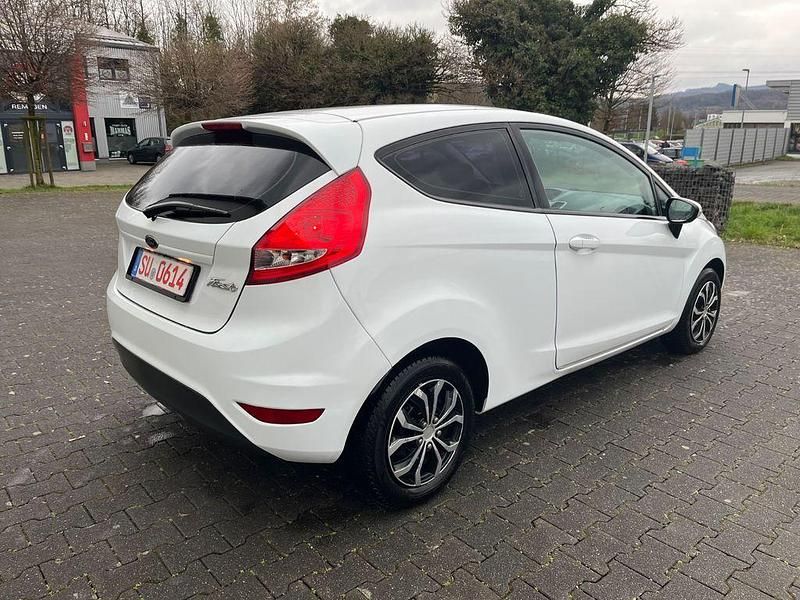 Gebraucht Ford Fiesta Trend 60 PS (44 kW) 2010 Weiß Kleinwagen