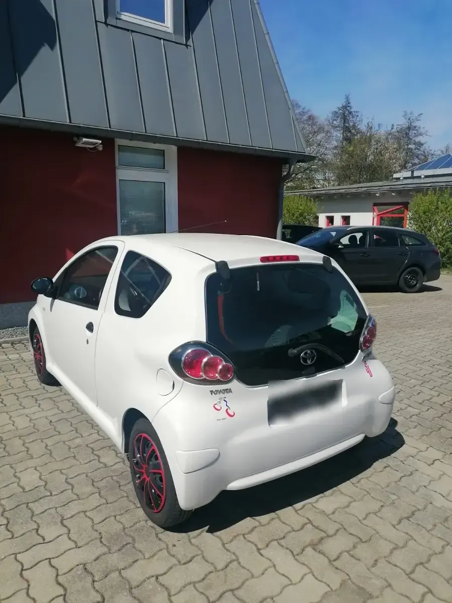 Gebraucht Toyota Aygo 68 PS (50 kW) 2013 Weiß Kleinwagen