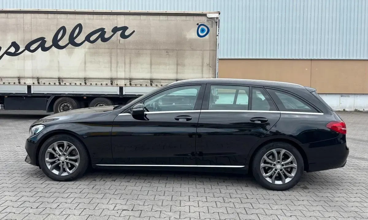 Gebraucht Mercedes C220 170 PS (125 kW) 2018 Schwarz Kombi