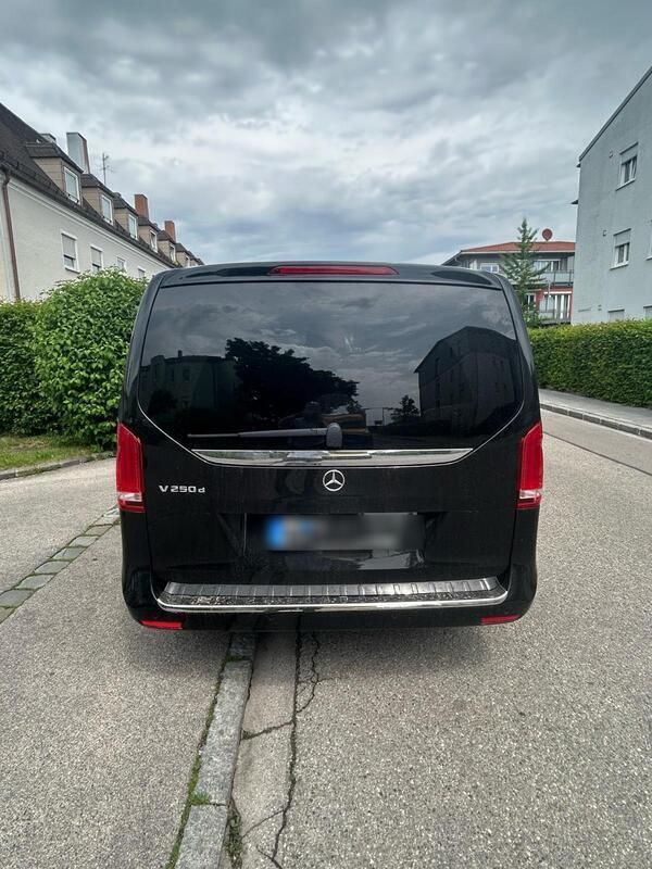 Schwarz Gebraucht 2019 Mercedes V250 Avantgarde Van / Kleinbus | 48.400 € - Bild 1/4