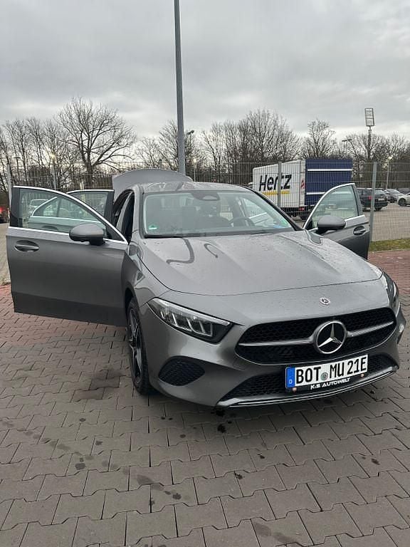 Grau Gebraucht 2024 Mercedes A250 Limousine | 27.999 € (Guter Preis) - Bild 1/4